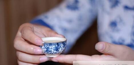 女士喝茶的手勢(shì)，女人正確喝茶手勢(shì)姿勢(shì)圖