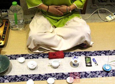 女士喝茶的手勢(shì)，女人正確喝茶手勢(shì)姿勢(shì)圖