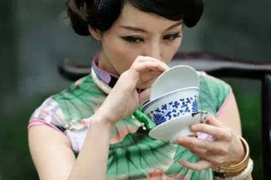 女士喝茶優(yōu)雅姿勢(shì)，女士正確喝茶姿勢(shì)禮儀