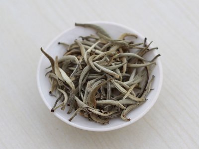 白茶品質如何區(qū)分，白茶的優(yōu)劣質量辨別方法