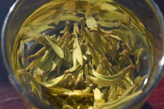 安吉白茶冷藏好還是冷凍好？這個(gè)需要根據(jù)存放時(shí)間來(lái)選擇