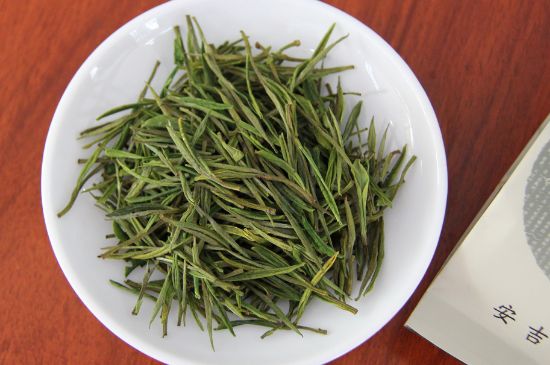 安吉白茶冷藏好還是冷凍好？這個(gè)需要根據(jù)存放時(shí)間來(lái)選擇