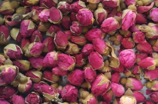 玫瑰花茶的功效與作用，堅(jiān)持喝一個(gè)月玫瑰花茶會(huì)怎樣？
