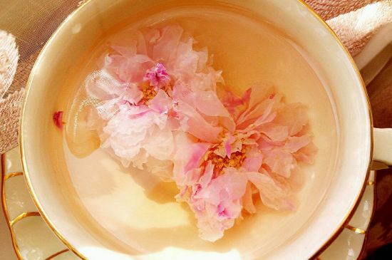 玫瑰花茶的功效與作用，堅(jiān)持喝一個(gè)月玫瑰花茶會(huì)怎樣？