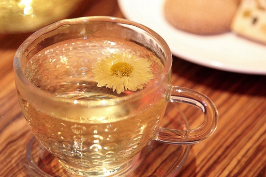 經(jīng)常菊花泡水好嗎，喝菊花茶有什么好處？