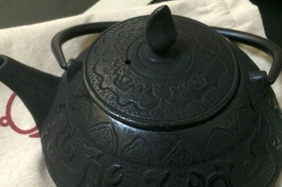 鑄鐵壺開(kāi)壺方法，鑄鐵茶壺怎么開(kāi)壺方法