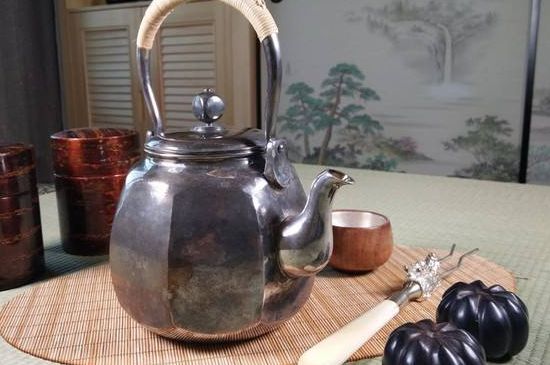 銀壺泡茶后為什么會變黑，銀壺內(nèi)膽發(fā)黑怎么辦