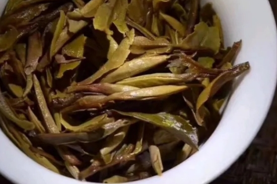 老白茶上火還是去火？夏季喝煮的老白茶會容易上火！
