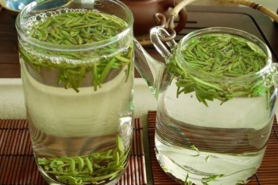 竹葉青和雀舌哪個(gè)貴，竹葉<a href=http://www.hougheng.com/fenlei/wulongcha/ target=_blank class=infotextkey>青茶</a>貴嗎？