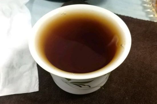 女人喝紅茶好還是喝普洱茶好，普洱茶和紅茶哪個(gè)適合女人喝