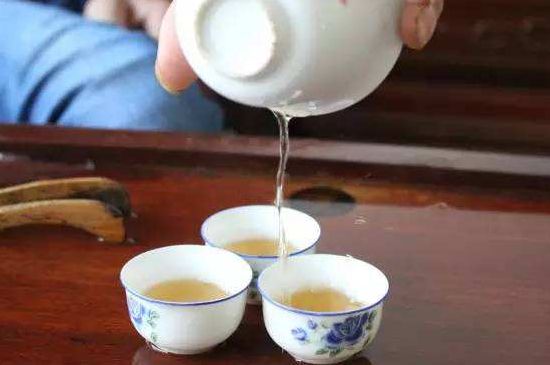 鴨屎香單叢雪片茶的特點，鳳凰雪片茶有什么特點？
