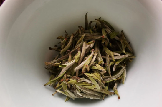 新舊白茶怎么區(qū)分，怎么分辨白茶是新還是舊