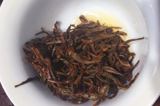 女人喝紅茶好還是喝普洱茶好，普洱茶和紅茶哪個(gè)適合女人喝