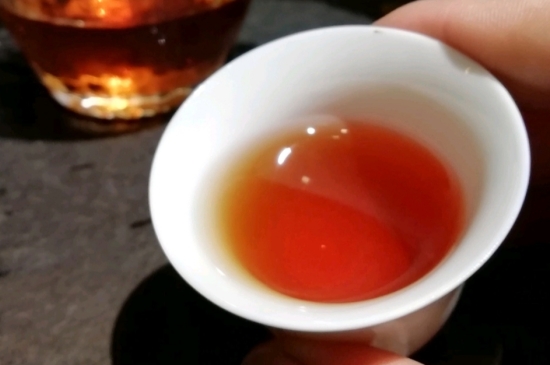 長(zhǎng)期喝巖茶會(huì)上火嗎？巖茶這樣喝了容易上火！